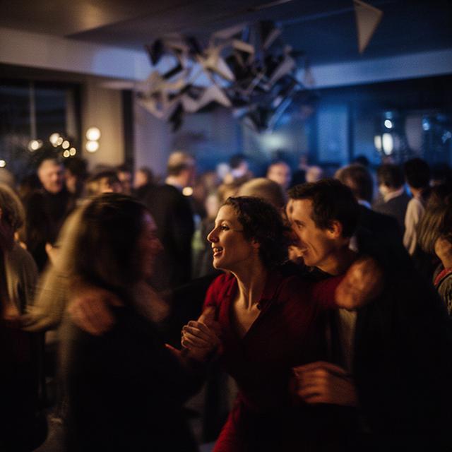 Lebendige Momentaufnahme bei einer Abendveranstaltung in Schaffhausen